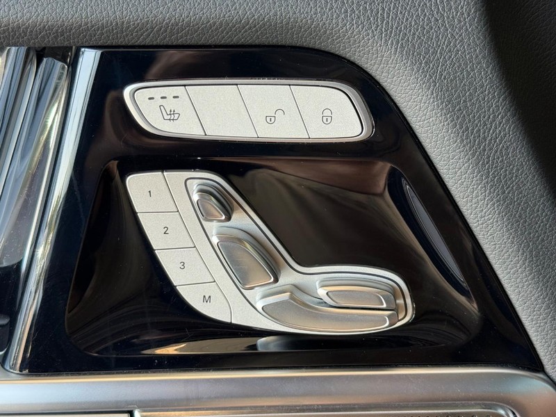 Mercedes-Benz G-Class Vehicle Image 16