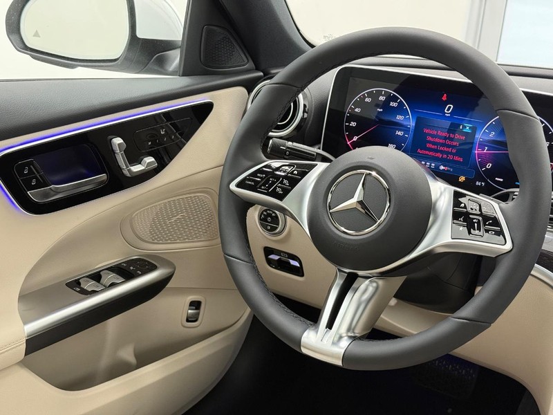 Mercedes-Benz C-Class Vehicle Image 6