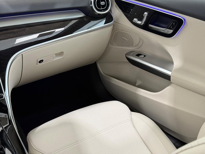 Mercedes-Benz C-Class Vehicle Image 7