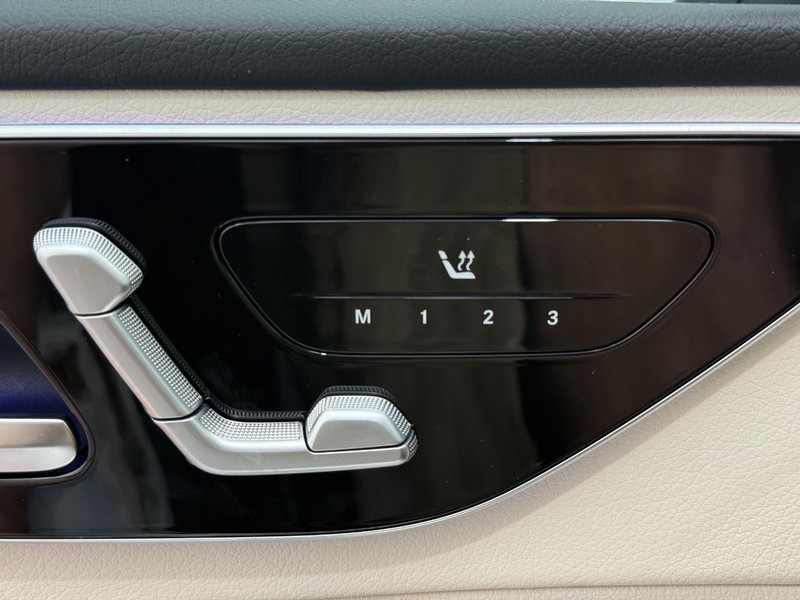 Mercedes-Benz C-Class Vehicle Image 8
