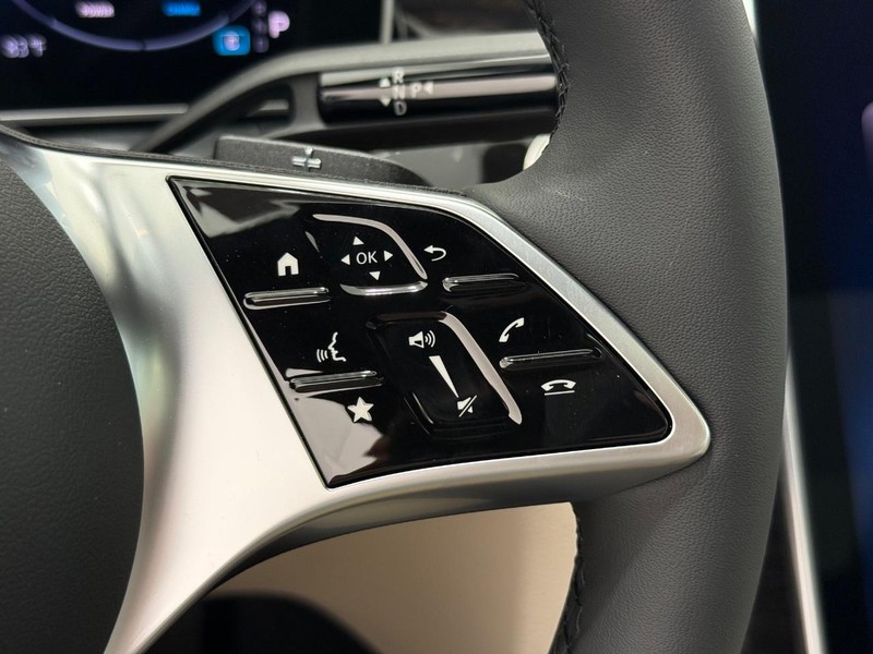 Mercedes-Benz C-Class Vehicle Image 10