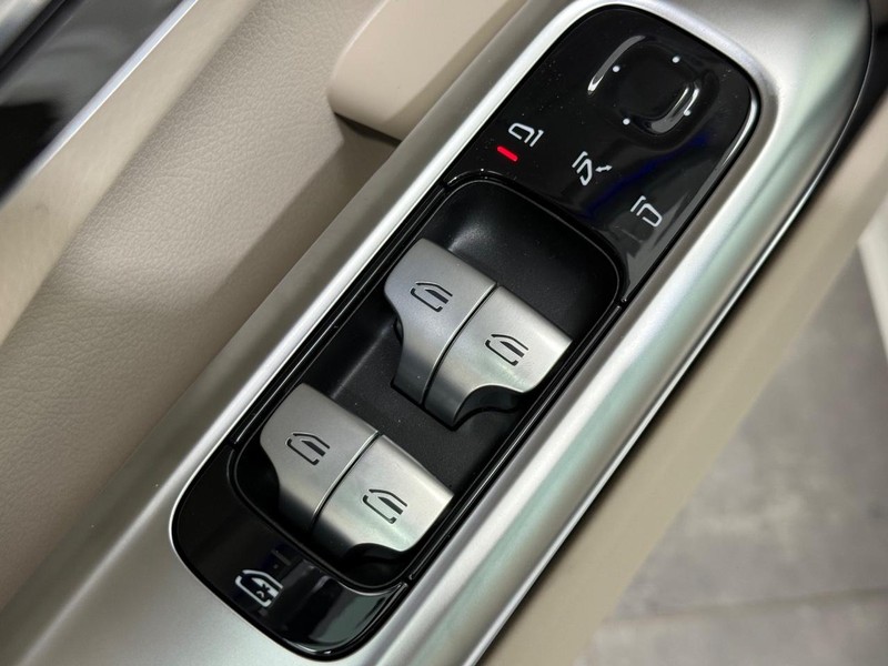 Mercedes-Benz C-Class Vehicle Image 13