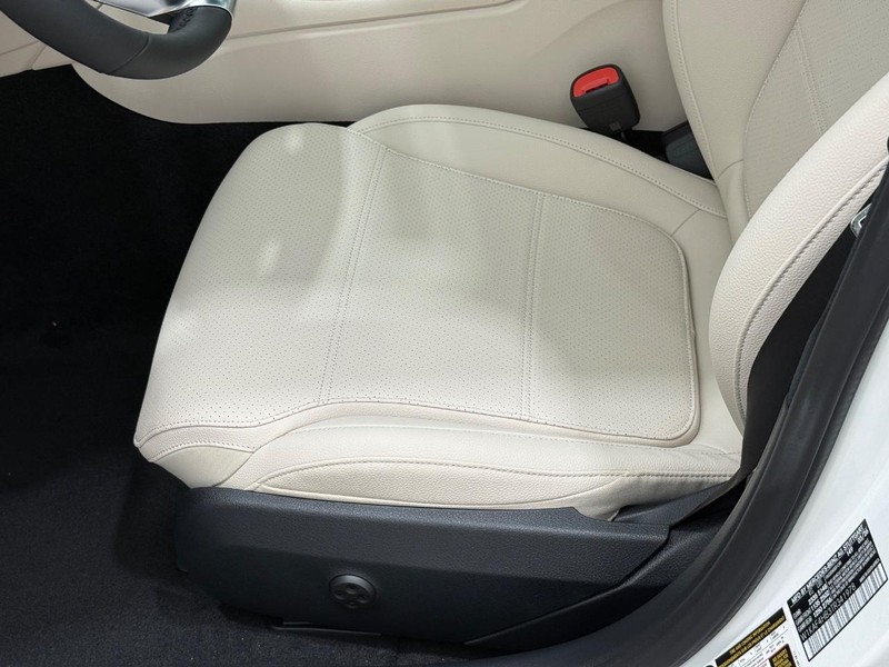 Mercedes-Benz C-Class Vehicle Image 14
