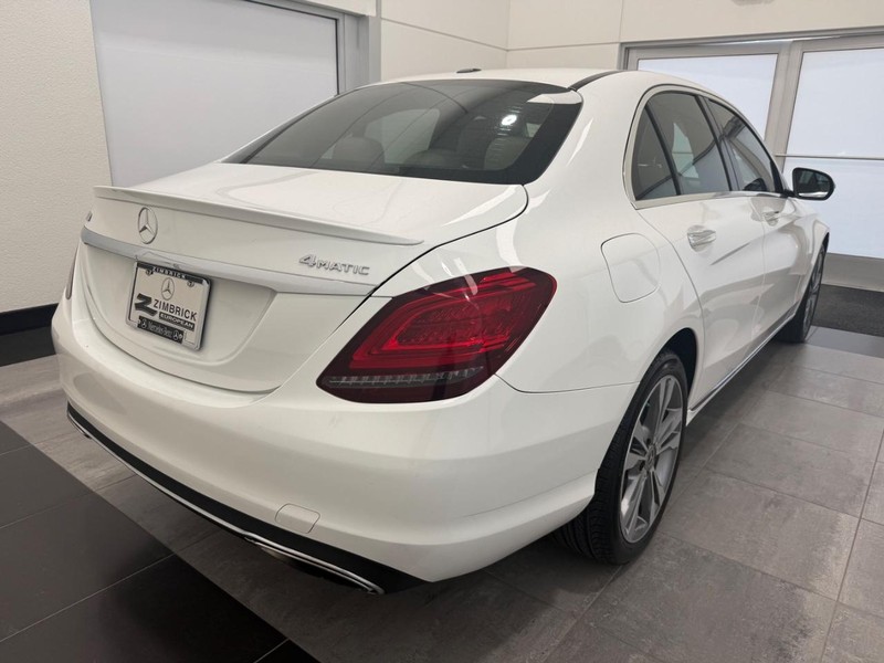 Mercedes-Benz C-Class Vehicle Full-screen Gallery Image 02