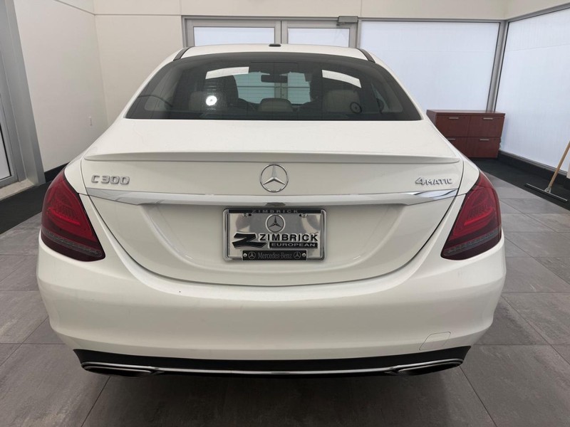 Mercedes-Benz C-Class Vehicle Full-screen Gallery Image 04
