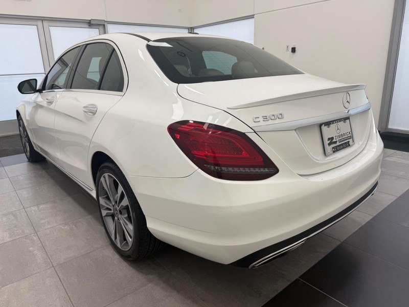 Mercedes-Benz C-Class Vehicle Full-screen Gallery Image 05