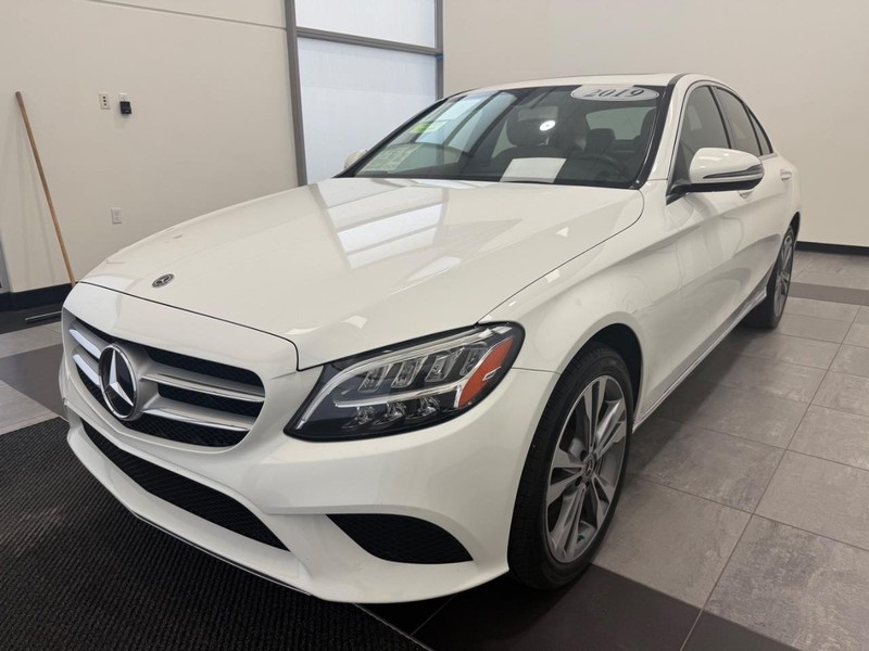 Mercedes-Benz C-Class Vehicle Full-screen Gallery Image 07