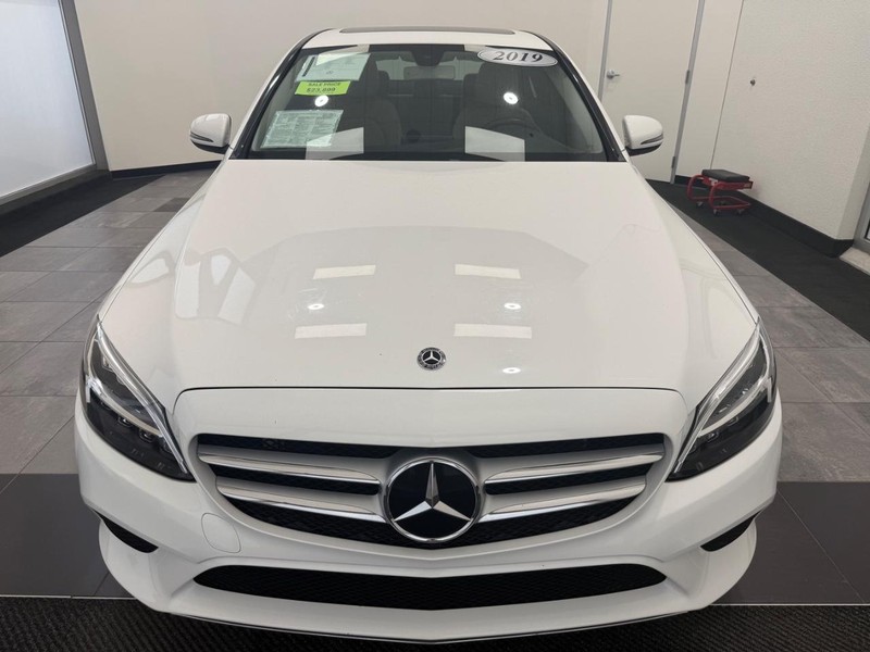 Mercedes-Benz C-Class Vehicle Full-screen Gallery Image 08