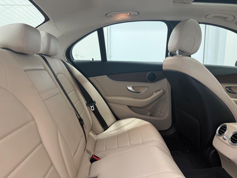 Mercedes-Benz C-Class Vehicle Full-screen Gallery Image 09
