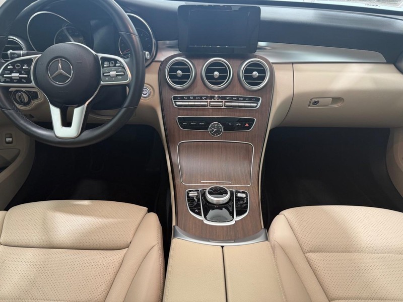 Mercedes-Benz C-Class Vehicle Full-screen Gallery Image 10