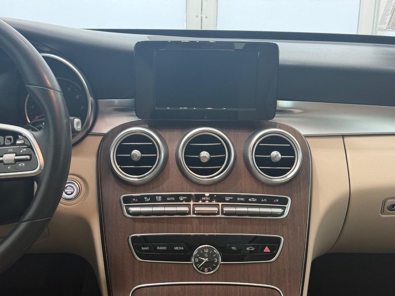 Mercedes-Benz C-Class Vehicle Full-screen Gallery Image 11