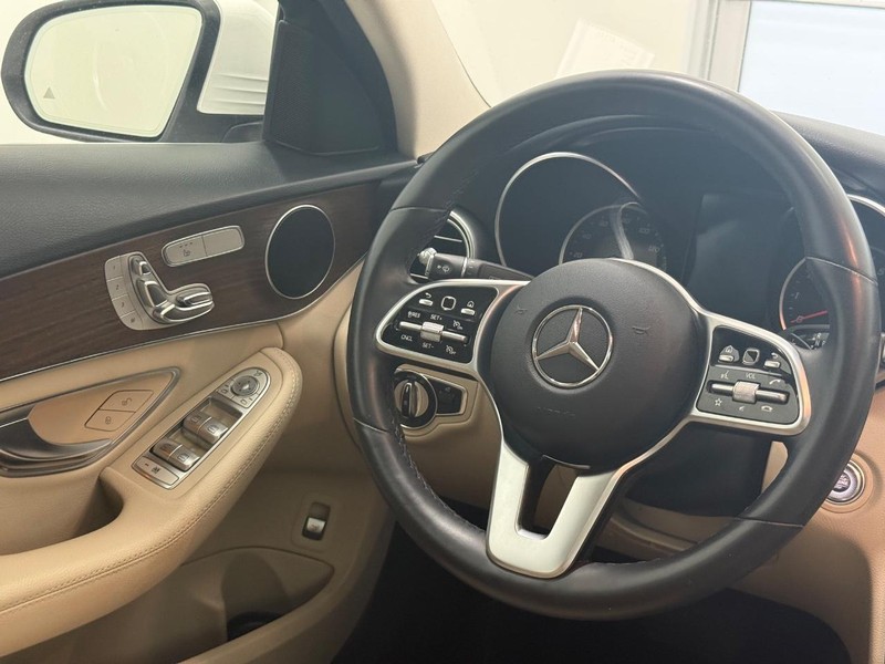 Mercedes-Benz C-Class Vehicle Full-screen Gallery Image 12