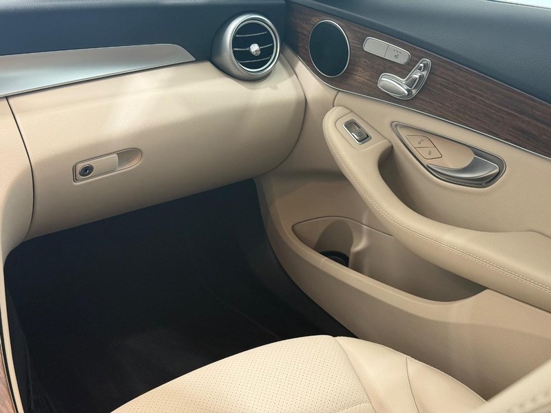 Mercedes-Benz C-Class Vehicle Full-screen Gallery Image 13