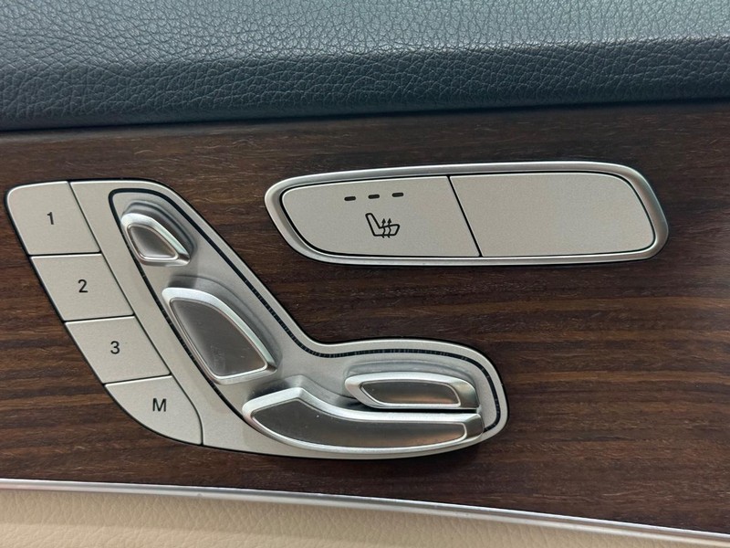 Mercedes-Benz C-Class Vehicle Full-screen Gallery Image 14