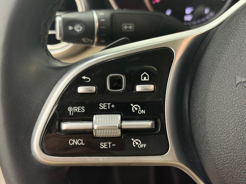 Mercedes-Benz C-Class Vehicle Full-screen Gallery Image 15