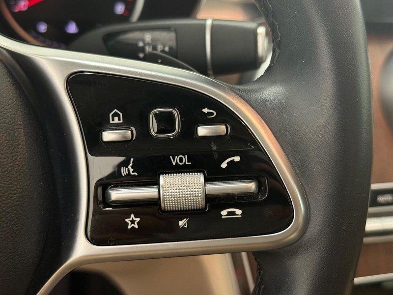 Mercedes-Benz C-Class Vehicle Full-screen Gallery Image 16