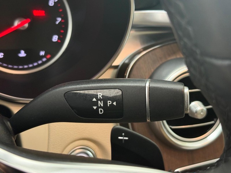 Mercedes-Benz C-Class Vehicle Full-screen Gallery Image 17