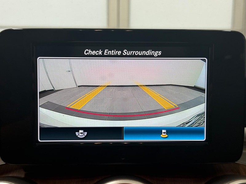 Mercedes-Benz C-Class Vehicle Full-screen Gallery Image 18