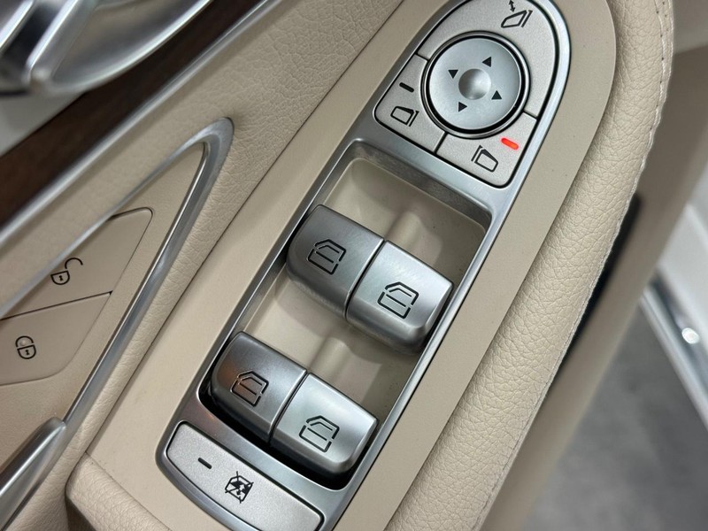 Mercedes-Benz C-Class Vehicle Full-screen Gallery Image 19
