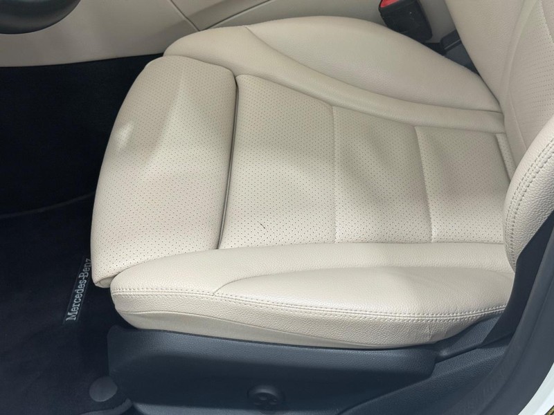 Mercedes-Benz C-Class Vehicle Full-screen Gallery Image 20