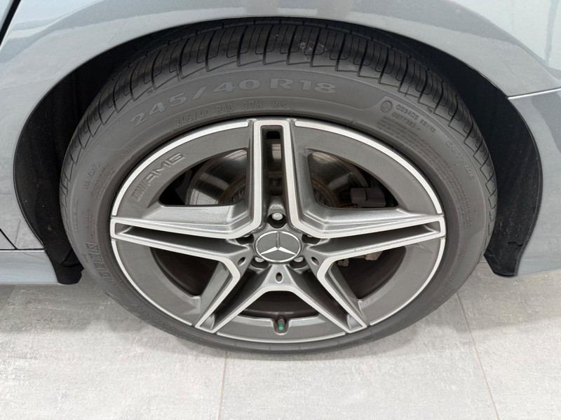 Mercedes-Benz C-Class Vehicle Image 6