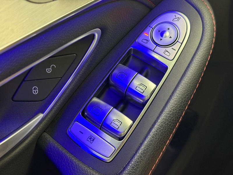 Mercedes-Benz C-Class Vehicle Image 20