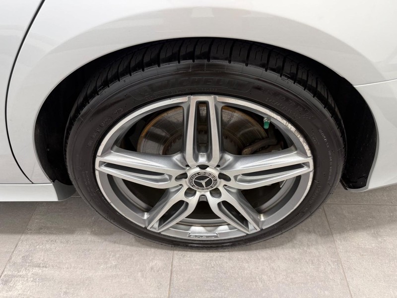 Mercedes-Benz E-Class Vehicle Image 5