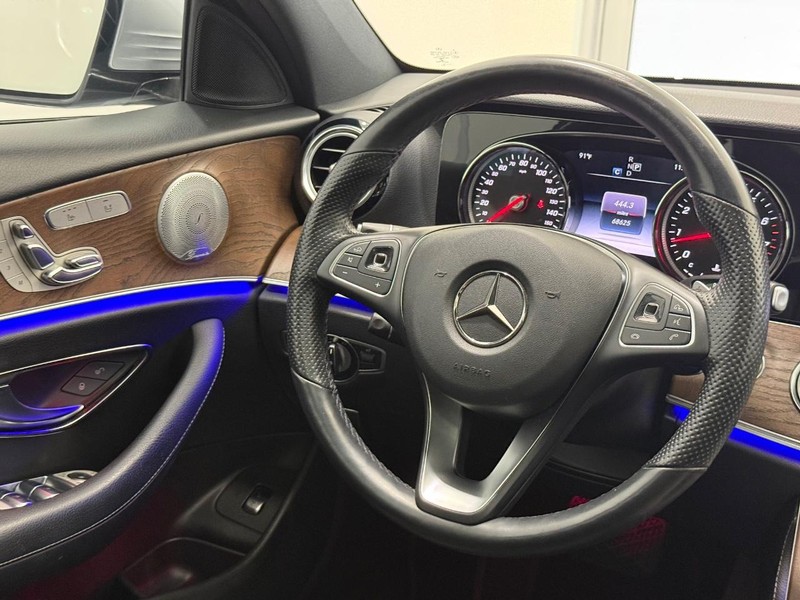 Mercedes-Benz E-Class Vehicle Image 11