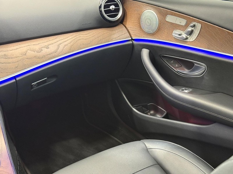 Mercedes-Benz E-Class Vehicle Image 12