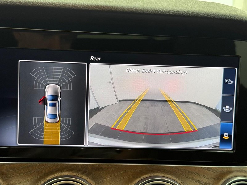 Mercedes-Benz E-Class Vehicle Image 17
