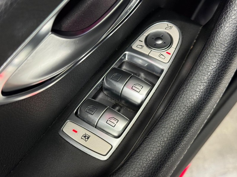 Mercedes-Benz E-Class Vehicle Image 18