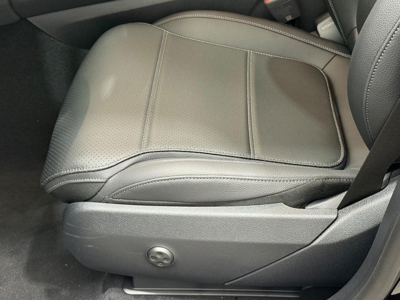 Mercedes-Benz GLC Vehicle Image 16