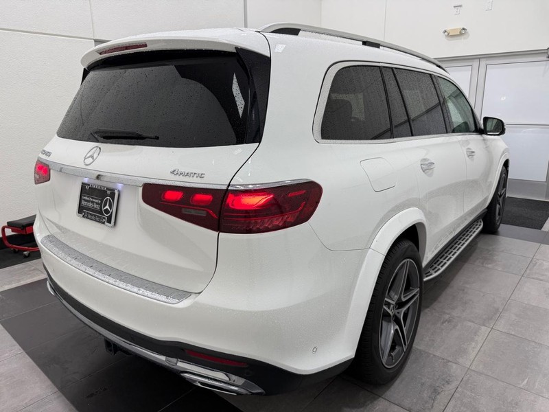 Mercedes-Benz GLS Vehicle Full-screen Gallery Image 02