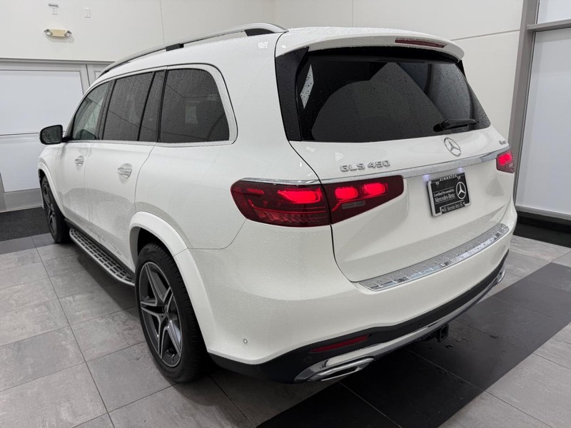 Mercedes-Benz GLS Vehicle Full-screen Gallery Image 04