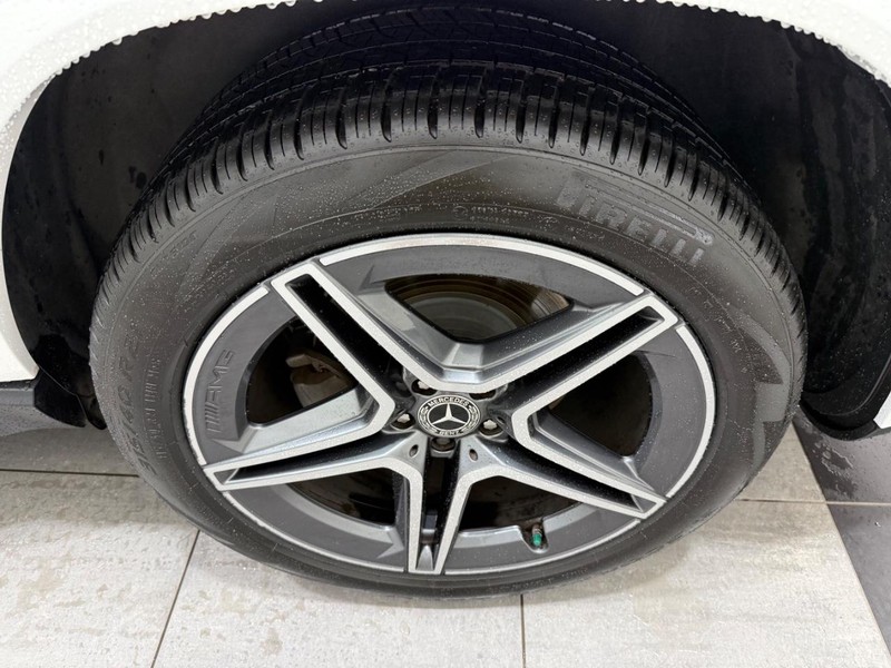 Mercedes-Benz GLS Vehicle Full-screen Gallery Image 05