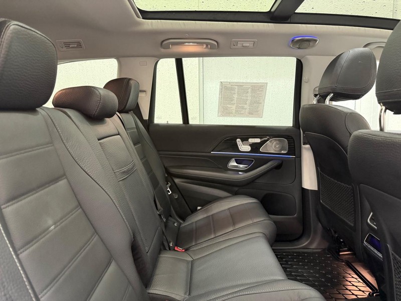 Mercedes-Benz GLS Vehicle Full-screen Gallery Image 08