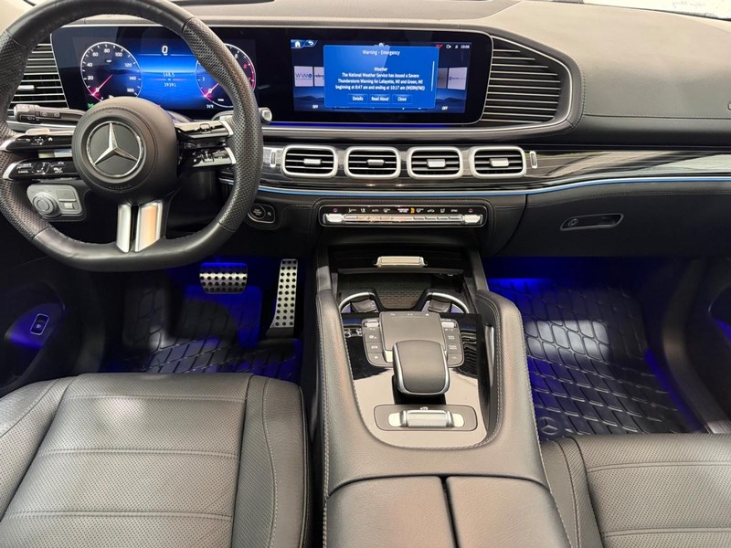 Mercedes-Benz GLS Vehicle Full-screen Gallery Image 09