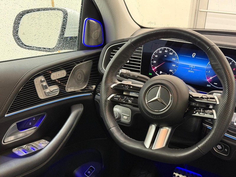 Mercedes-Benz GLS Vehicle Full-screen Gallery Image 11