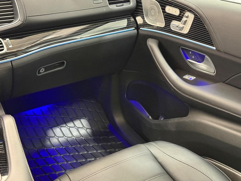 Mercedes-Benz GLS Vehicle Full-screen Gallery Image 12