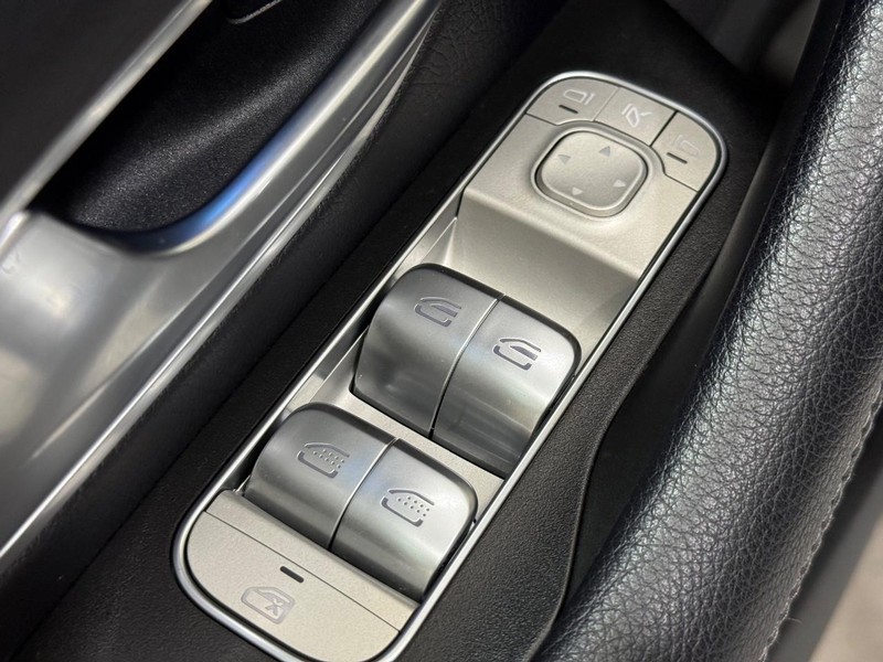 Mercedes-Benz GLS Vehicle Full-screen Gallery Image 18