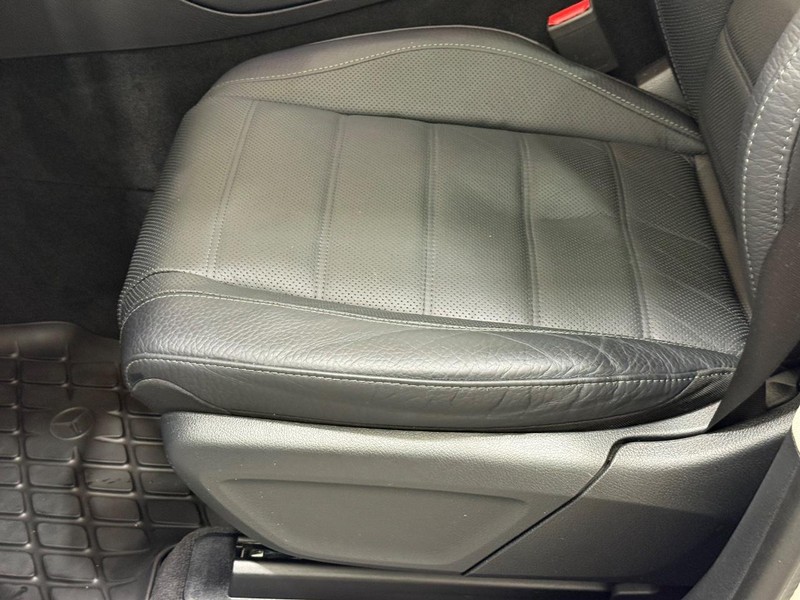 Mercedes-Benz GLS Vehicle Full-screen Gallery Image 19