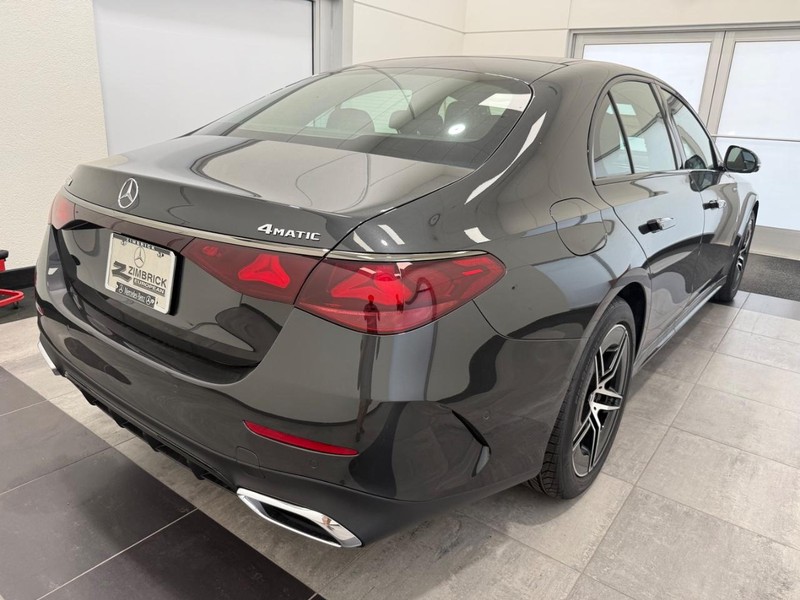 Mercedes-Benz E-Class Vehicle Image 2