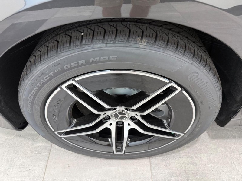Mercedes-Benz E-Class Vehicle Image 3