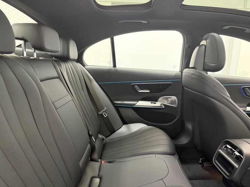 Mercedes-Benz E-Class Vehicle Image 5
