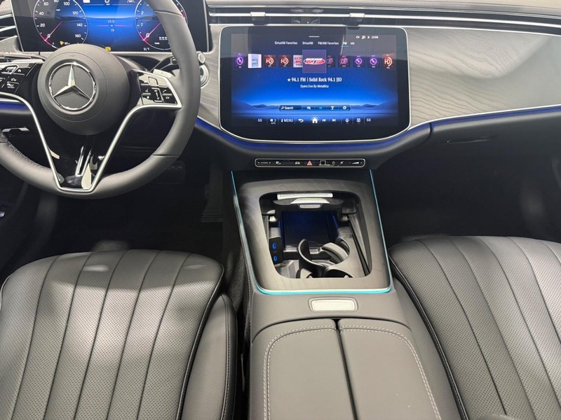 Mercedes-Benz E-Class Vehicle Image 6