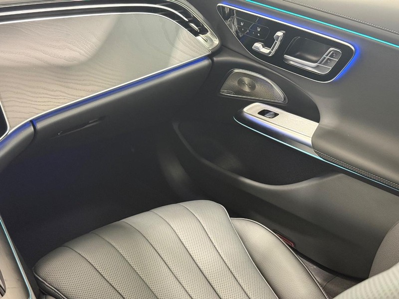 Mercedes-Benz E-Class Vehicle Image 8