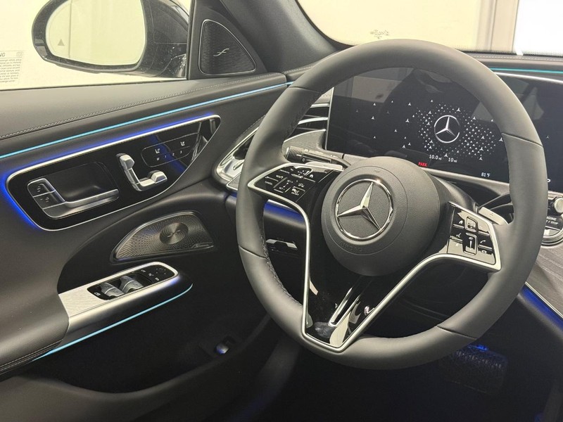 Mercedes-Benz E-Class Vehicle Image 9