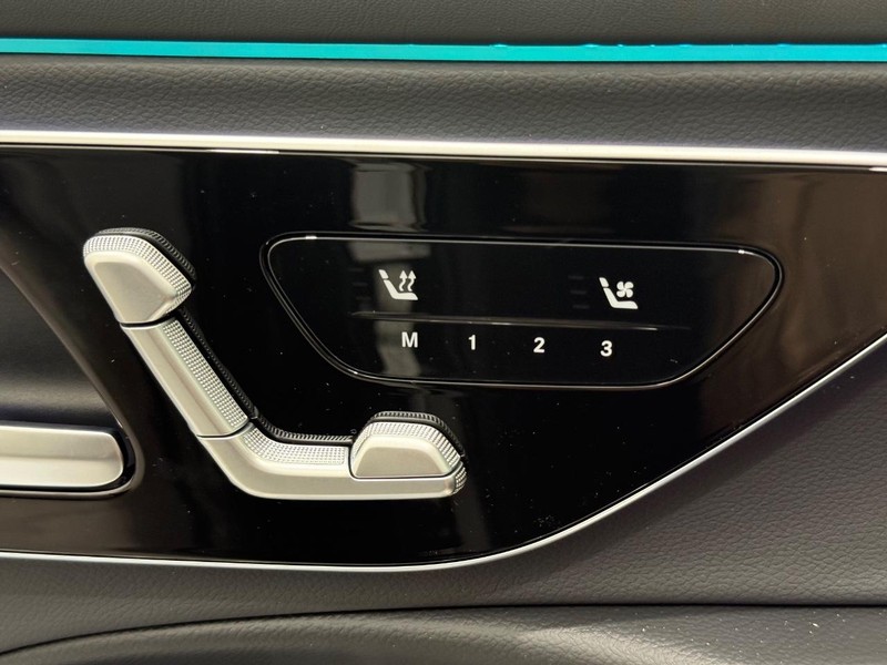 Mercedes-Benz E-Class Vehicle Image 10