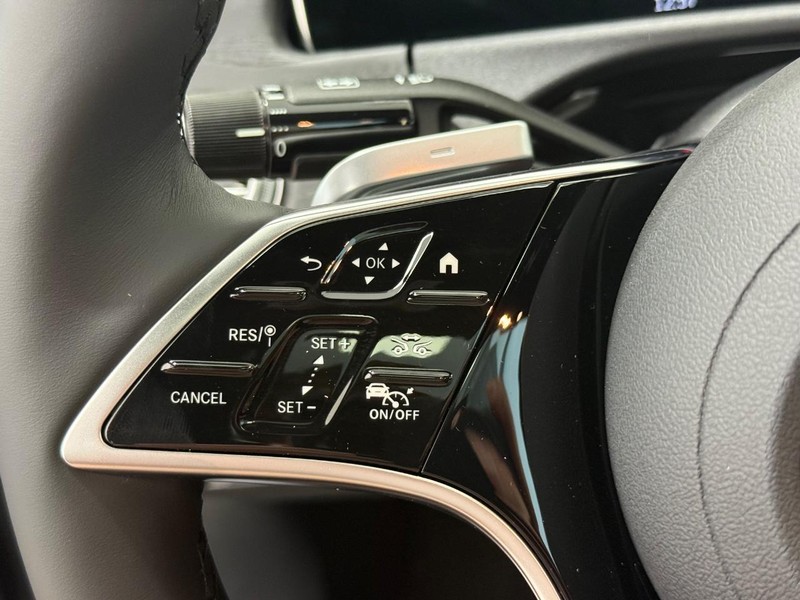 Mercedes-Benz E-Class Vehicle Image 11