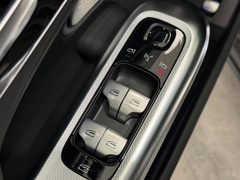 Mercedes-Benz E-Class Vehicle Image 15
